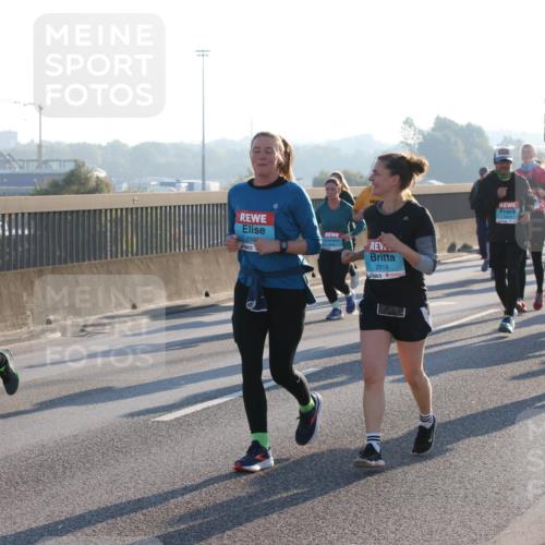 03.10.2025 - Köhlbrandbrückenlauf Lena Gebhardt http://msf.ph/oto/9041936 03.10.2025 09:25:50 Position 1 2409, 209, 1857, 2019 meine-sportfotos.de