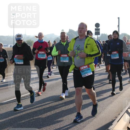 03.10.2025 - Köhlbrandbrückenlauf Lena Gebhardt http://msf.ph/oto/9042019 03.10.2025 09:25:53 Position 1 3122, 3455, 3120, 2153, 3119 meine-sportfotos.de