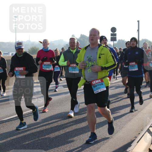 03.10.2025 - Köhlbrandbrückenlauf Lena Gebhardt http://msf.ph/oto/9042023 03.10.2025 09:25:53 Position 1 2255, 3120, 2153, 3119 meine-sportfotos.de