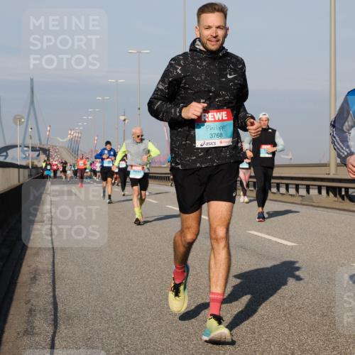 03.10.2025 - Köhlbrandbrückenlauf Fabian Wolf http://msf.ph/oto/9042122 03.10.2025 09:55:43 Position 3 3768, 3767 meine-sportfotos.de