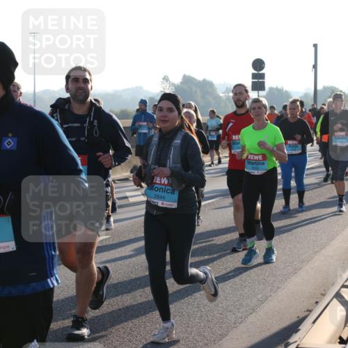 03.10.2025 - Köhlbrandbrückenlauf Lena Gebhardt http://msf.ph/oto/9042142 03.10.2025 09:25:56 Position 1 2125, 3119, 2644, 2502 meine-sportfotos.de