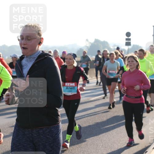 03.10.2025 - Köhlbrandbrückenlauf Lena Gebhardt http://msf.ph/oto/9042340 03.10.2025 09:26:03 Position 1 2004, 2369 meine-sportfotos.de