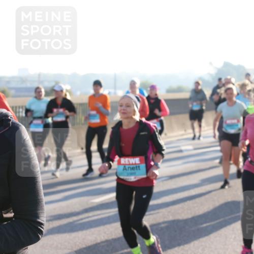 03.10.2025 - Köhlbrandbrückenlauf Lena Gebhardt http://msf.ph/oto/9042362 03.10.2025 09:26:03 Position 1  meine-sportfotos.de