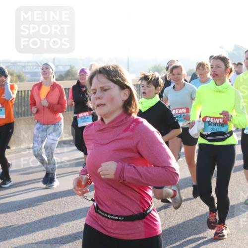 03.10.2025 - Köhlbrandbrückenlauf Lena Gebhardt http://msf.ph/oto/9042429 03.10.2025 09:26:04 Position 1 2244, 2362 meine-sportfotos.de