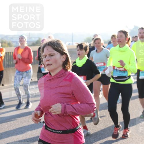 03.10.2025 - Köhlbrandbrückenlauf Lena Gebhardt http://msf.ph/oto/9042432 03.10.2025 09:26:05 Position 1 2244 meine-sportfotos.de