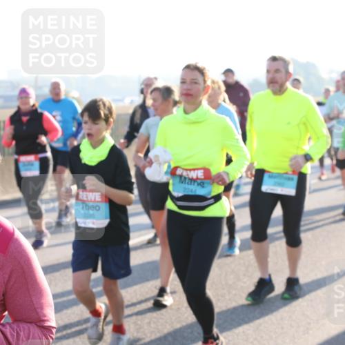 03.10.2025 - Köhlbrandbrückenlauf Lena Gebhardt http://msf.ph/oto/9042445 03.10.2025 09:26:05 Position 1 2244 meine-sportfotos.de