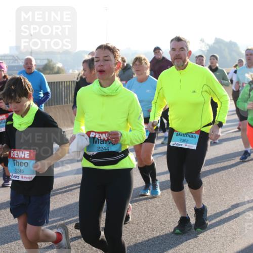 03.10.2025 - Köhlbrandbrückenlauf Lena Gebhardt http://msf.ph/oto/9042451 03.10.2025 09:26:05 Position 1 2829, 2245, 2244, 2362 meine-sportfotos.de