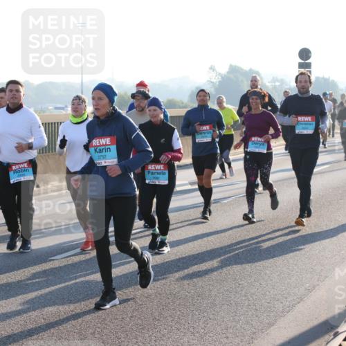 03.10.2025 - Köhlbrandbrückenlauf Lena Gebhardt http://msf.ph/oto/9042588 03.10.2025 09:26:09 Position 1 2999, 2752, 3001, 2376, 3669 meine-sportfotos.de