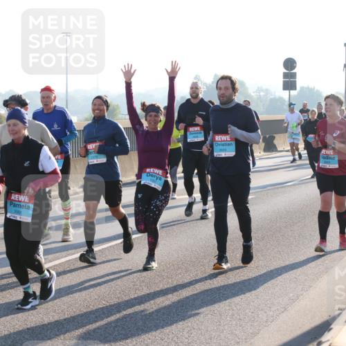 03.10.2025 - Köhlbrandbrückenlauf Lena Gebhardt http://msf.ph/oto/9042631 03.10.2025 09:26:10 Position 1 3001, 2376, 1001, 3669 meine-sportfotos.de