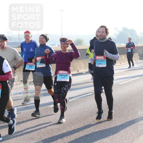 03.10.2025 - Köhlbrandbrückenlauf Lena Gebhardt http://msf.ph/oto/9042647 03.10.2025 09:26:11 Position 1 3001, 3510, 2376, 1001, 3669, 3663 meine-sportfotos.de