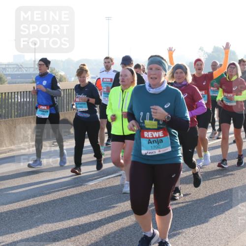03.10.2025 - Köhlbrandbrückenlauf Lena Gebhardt http://msf.ph/oto/9042902 03.10.2025 09:26:19 Position 1 1926, 20, 1700, 2174, 3, 2058 meine-sportfotos.de
