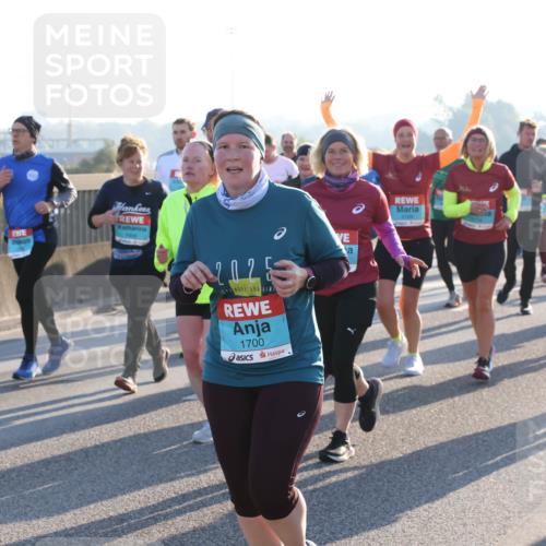 03.10.2025 - Köhlbrandbrückenlauf Lena Gebhardt http://msf.ph/oto/9042928 03.10.2025 09:26:19 Position 1 2025, 1700, 2109 meine-sportfotos.de