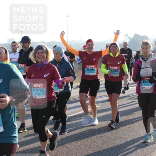 03.10.2025 - Köhlbrandbrückenlauf Lena Gebhardt http://msf.ph/oto/9042951 03.10.2025 09:26:20 Position 1 025, 1700, 29, 2143, 210, 2169, 74, 2058 meine-sportfotos.de