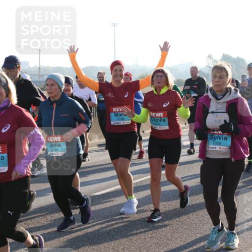 03.10.2025 - Köhlbrandbrückenlauf Lena Gebhardt http://msf.ph/oto/9042971 03.10.2025 09:26:21 Position 1 2143, 2101, 2169, 2174, 2058 meine-sportfotos.de