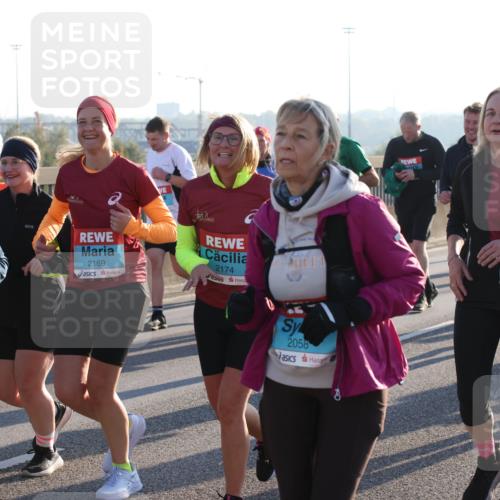 03.10.2025 - Köhlbrandbrückenlauf Lena Gebhardt http://msf.ph/oto/9043001 03.10.2025 09:26:22 Position 1 2169, 2174, 2101, 2058, 2319 meine-sportfotos.de