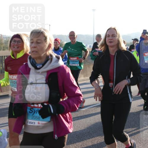 03.10.2025 - Köhlbrandbrückenlauf Lena Gebhardt http://msf.ph/oto/9043011 03.10.2025 09:26:22 Position 1 2169, 217, 2058, 3662, 2319, 1704 meine-sportfotos.de