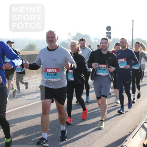 03.10.2025 - Köhlbrandbrückenlauf Lena Gebhardt http://msf.ph/oto/9043065 03.10.2025 09:26:24 Position 1 319, 1136, 1704, 1254 meine-sportfotos.de