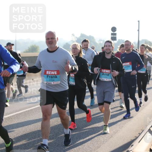 03.10.2025 - Köhlbrandbrückenlauf Lena Gebhardt http://msf.ph/oto/9043071 03.10.2025 09:26:24 Position 1 1704, 1136, 1254 meine-sportfotos.de