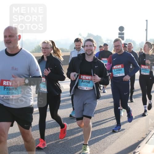 03.10.2025 - Köhlbrandbrückenlauf Lena Gebhardt http://msf.ph/oto/9043097 03.10.2025 09:26:24 Position 1 2345, 1704, 1136, 1254, 2509, 3660 meine-sportfotos.de