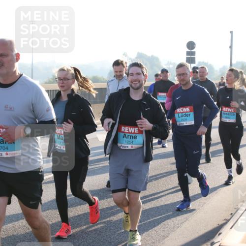 03.10.2025 - Köhlbrandbrückenlauf Lena Gebhardt http://msf.ph/oto/9043100 03.10.2025 09:26:24 Position 1 2345, 1704, 1136, 1254, 2509, 3660 meine-sportfotos.de