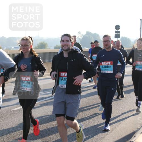 03.10.2025 - Köhlbrandbrückenlauf Lena Gebhardt http://msf.ph/oto/9043110 03.10.2025 09:26:25 Position 1 1704, 2509, 3660, 125, 1136 meine-sportfotos.de