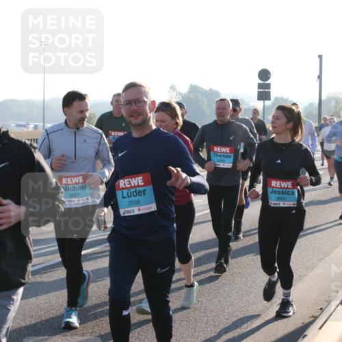 03.10.2025 - Köhlbrandbrückenlauf Lena Gebhardt http://msf.ph/oto/9043135 03.10.2025 09:26:26 Position 1 2308, 1254, 3661, 2509, 3660 meine-sportfotos.de