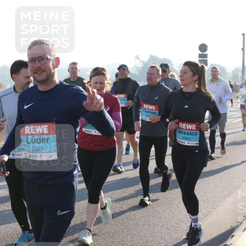 03.10.2025 - Köhlbrandbrückenlauf Lena Gebhardt http://msf.ph/oto/9043149 03.10.2025 09:26:26 Position 1 2509, 202, 366, 230, 3660 meine-sportfotos.de