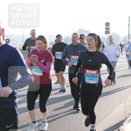 03.10.2025 - Köhlbrandbrückenlauf Lena Gebhardt http://msf.ph/oto/9043157 03.10.2025 09:26:26 Position 1 2509, 2028, 2308, 3660 meine-sportfotos.de