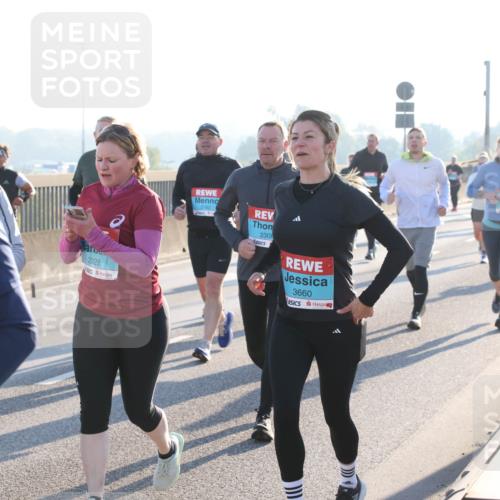 03.10.2025 - Köhlbrandbrückenlauf Lena Gebhardt http://msf.ph/oto/9043170 03.10.2025 09:26:26 Position 1 2028, 2782, 2308, 3660 meine-sportfotos.de