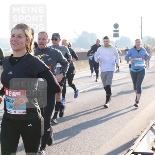 03.10.2025 - Köhlbrandbrückenlauf Lena Gebhardt http://msf.ph/oto/9043190 03.10.2025 09:26:27 Position 1 3660 meine-sportfotos.de