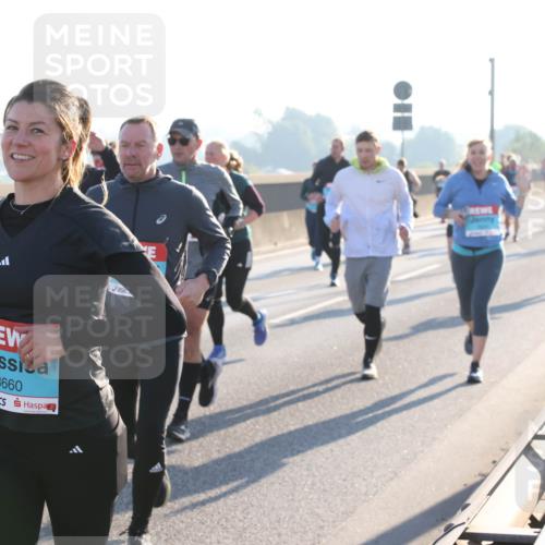 03.10.2025 - Köhlbrandbrückenlauf Lena Gebhardt http://msf.ph/oto/9043195 03.10.2025 09:26:27 Position 1 3660 meine-sportfotos.de