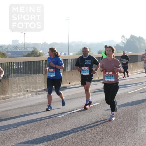 03.10.2025 - Köhlbrandbrückenlauf Lena Gebhardt http://msf.ph/oto/9043365 03.10.2025 09:26:35 Position 1 2498, 1728, 2497, 2240 meine-sportfotos.de