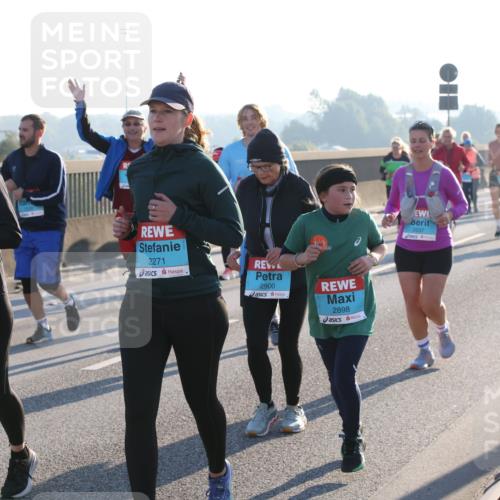 03.10.2025 - Köhlbrandbrückenlauf Lena Gebhardt http://msf.ph/oto/9043641 03.10.2025 09:26:46 Position 1 2284, 114, 2271, 2900, 2898, 2637 meine-sportfotos.de