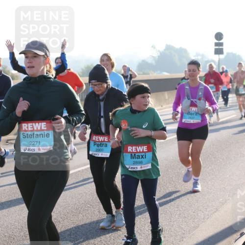 03.10.2025 - Köhlbrandbrückenlauf Lena Gebhardt http://msf.ph/oto/9043647 03.10.2025 09:26:46 Position 1 2271, 2900, 2898, 2637 meine-sportfotos.de