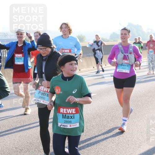 03.10.2025 - Köhlbrandbrückenlauf Lena Gebhardt http://msf.ph/oto/9043671 03.10.2025 09:26:47 Position 1 271, 5, 2382, 2900, 2898, 2637 meine-sportfotos.de