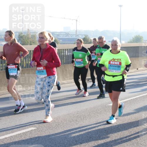03.10.2025 - Köhlbrandbrückenlauf Lena Gebhardt http://msf.ph/oto/9043807 03.10.2025 09:26:52 Position 1 3142, 2738, 2741 meine-sportfotos.de