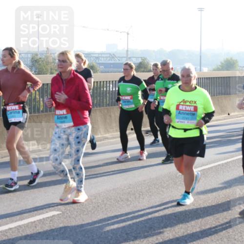 03.10.2025 - Köhlbrandbrückenlauf Lena Gebhardt http://msf.ph/oto/9043810 03.10.2025 09:26:52 Position 1 3142, 2738, 2741 meine-sportfotos.de