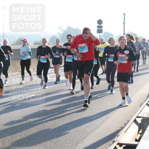 03.10.2025 - Köhlbrandbrückenlauf Lena Gebhardt http://msf.ph/oto/9043867 03.10.2025 09:26:54 Position 1 2738, 26317 meine-sportfotos.de