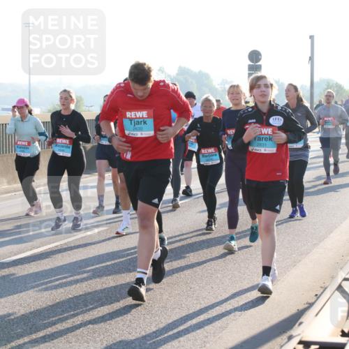 03.10.2025 - Köhlbrandbrückenlauf Lena Gebhardt http://msf.ph/oto/9043880 03.10.2025 09:26:55 Position 1 54, 2632, 2631 meine-sportfotos.de