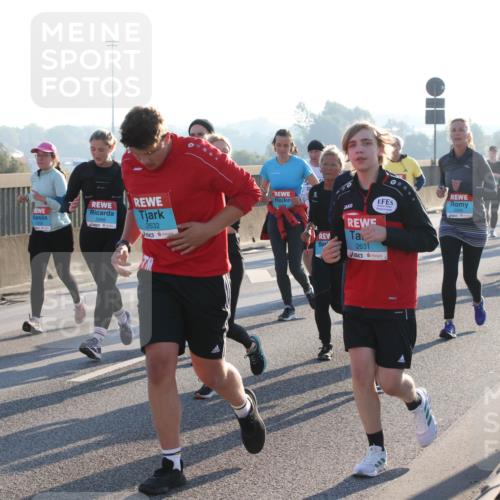 03.10.2025 - Köhlbrandbrückenlauf Lena Gebhardt http://msf.ph/oto/9043903 03.10.2025 09:26:56 Position 1 2688, 3566, 2632, 2631 meine-sportfotos.de