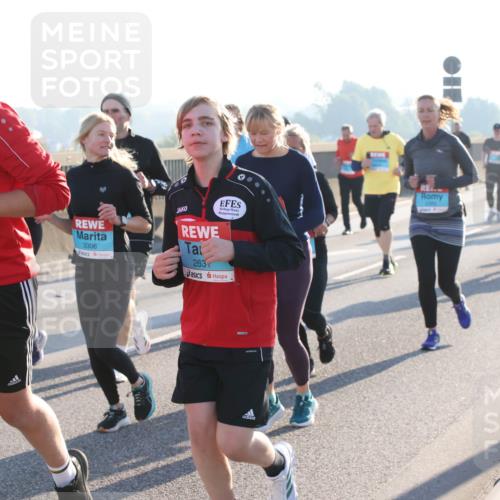 03.10.2025 - Köhlbrandbrückenlauf Lena Gebhardt http://msf.ph/oto/9043920 03.10.2025 09:26:56 Position 1 2632, 3306, 263 meine-sportfotos.de