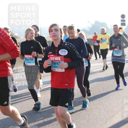 03.10.2025 - Köhlbrandbrückenlauf Lena Gebhardt http://msf.ph/oto/9043926 03.10.2025 09:26:56 Position 1 2632, 3306, 2631 meine-sportfotos.de