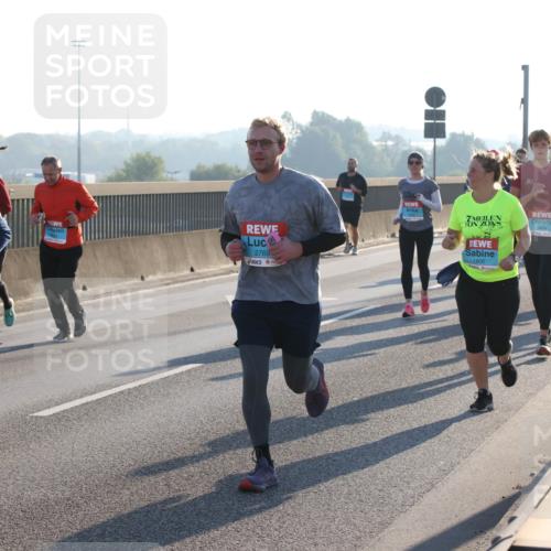 03.10.2025 - Köhlbrandbrückenlauf Lena Gebhardt http://msf.ph/oto/9044018 03.10.2025 09:27:00 Position 1 2518, 2769, 2439, 1800 meine-sportfotos.de