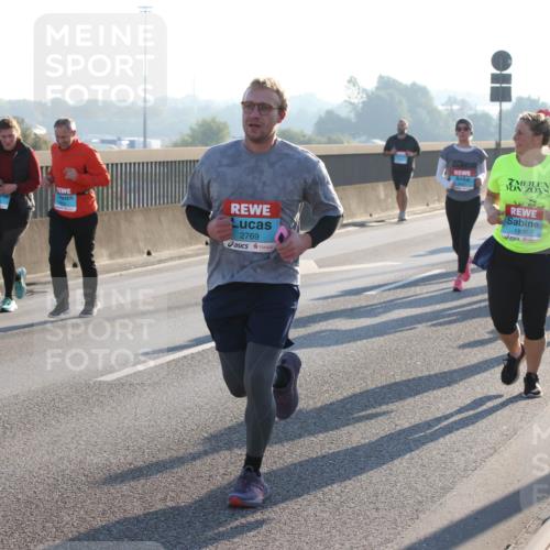 03.10.2025 - Köhlbrandbrückenlauf Lena Gebhardt http://msf.ph/oto/9044033 03.10.2025 09:27:00 Position 1 25, 2769, 1800, 2439 meine-sportfotos.de