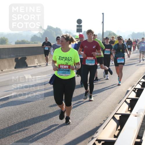 03.10.2025 - Köhlbrandbrückenlauf Lena Gebhardt http://msf.ph/oto/9044053 03.10.2025 09:27:01 Position 1 1800, 2439 meine-sportfotos.de