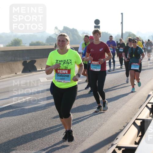 03.10.2025 - Köhlbrandbrückenlauf Lena Gebhardt http://msf.ph/oto/9044068 03.10.2025 09:27:01 Position 1 1800, 2439 meine-sportfotos.de