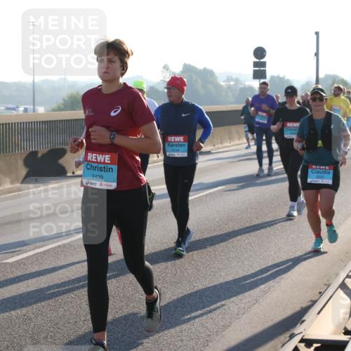 03.10.2025 - Köhlbrandbrückenlauf Lena Gebhardt http://msf.ph/oto/9044100 03.10.2025 09:27:03 Position 1 2630, 2439, 2248, 2830 meine-sportfotos.de