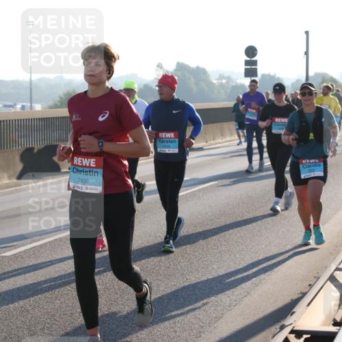 03.10.2025 - Köhlbrandbrückenlauf Lena Gebhardt http://msf.ph/oto/9044102 03.10.2025 09:27:03 Position 1 263, 2439, 2248, 2830 meine-sportfotos.de