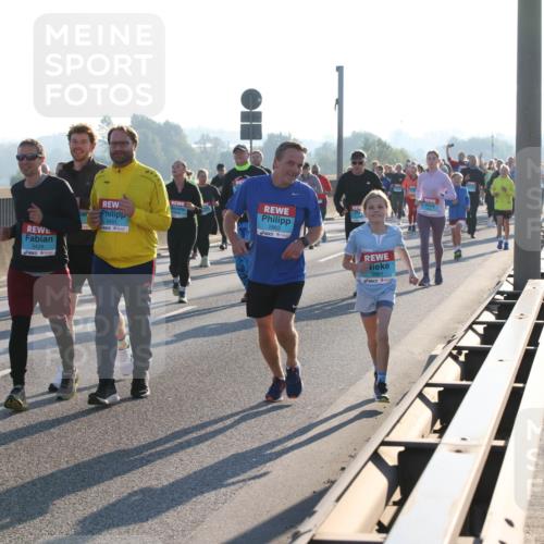 03.10.2025 - Köhlbrandbrückenlauf Lena Gebhardt http://msf.ph/oto/9044231 03.10.2025 09:27:08 Position 1 2988, 3429, 3451, 2862, 2861 meine-sportfotos.de