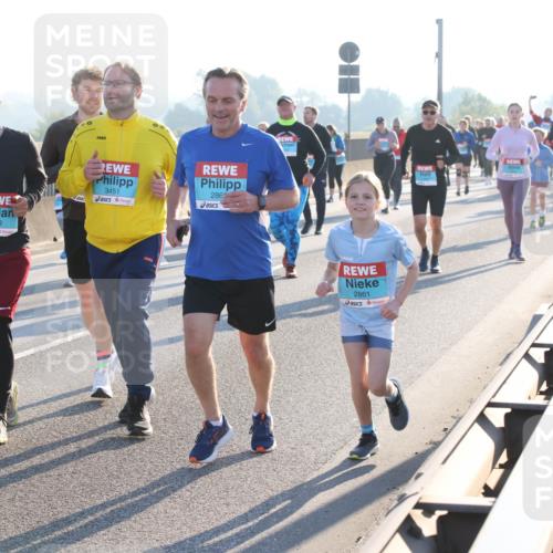 03.10.2025 - Köhlbrandbrückenlauf Lena Gebhardt http://msf.ph/oto/9044262 03.10.2025 09:27:10 Position 1 3429, 286, 3451, 2861 meine-sportfotos.de